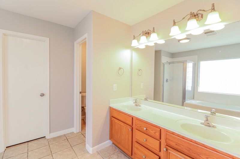 2,475/Mo, 1225 Law Ct Rosenberg, TX 77471 Main Bathroom View