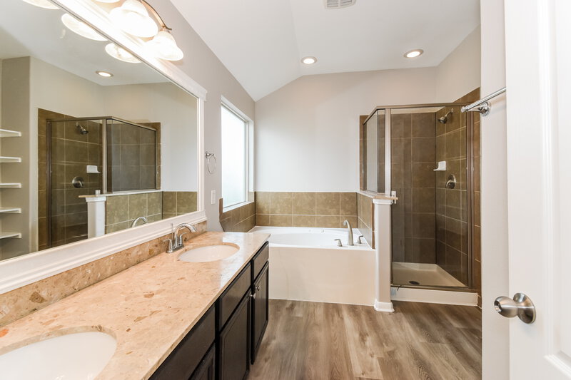2,145/Mo, 5138 Lagoon Ct Bacliff, TX 77518 Main Bathroom View