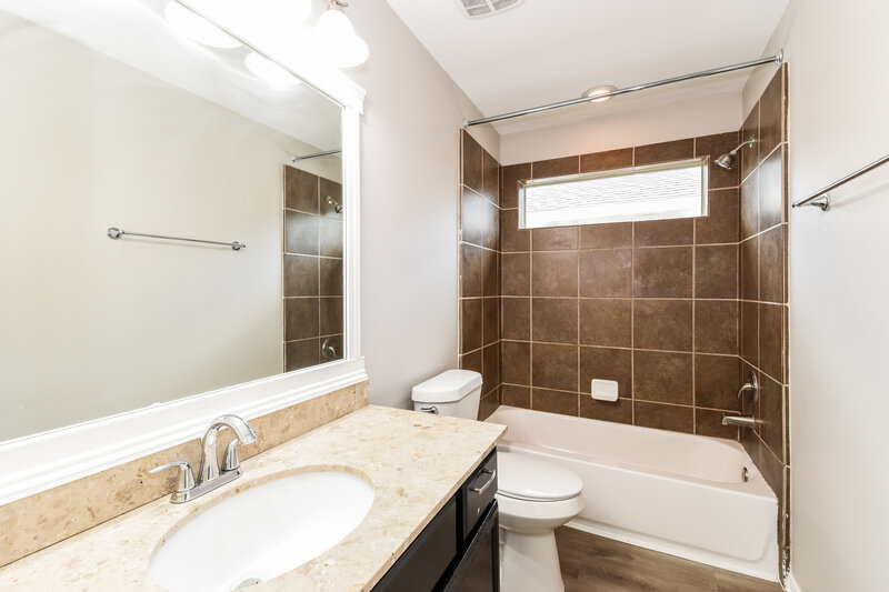 2,145/Mo, 5138 Lagoon Ct Bacliff, TX 77518 Bathroom View
