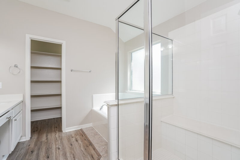 2,330/Mo, 16915 Marlin Spike Way Crosby, TX 77532 Main Bathroom View