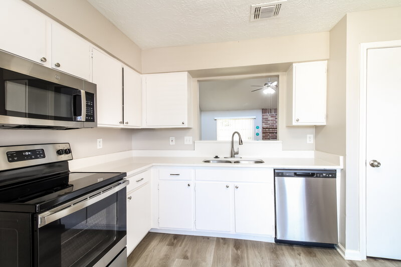 2,540/Mo, 6210 Roseridge Ln Houston, TX 77053 Kitchen View