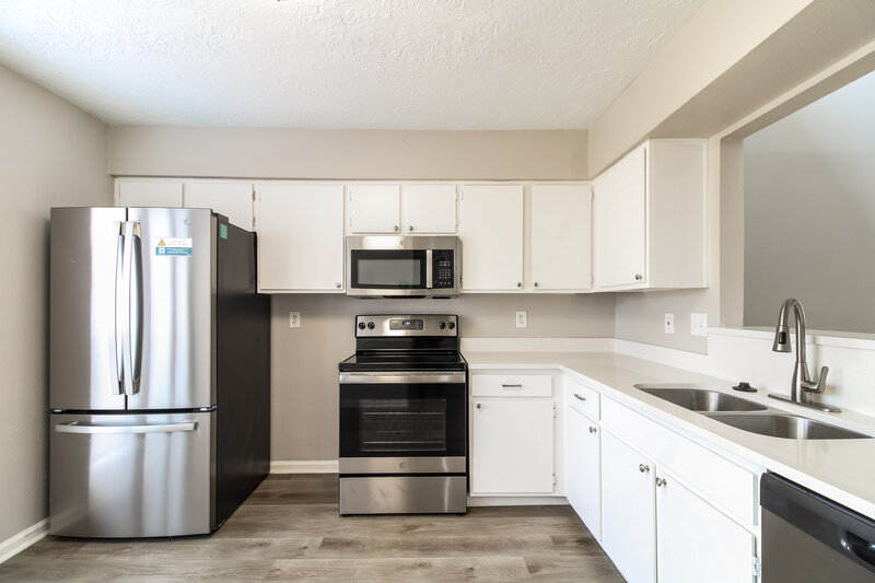 2,540/Mo, 6210 Roseridge Ln Houston, TX 77053 Kitchen View 2