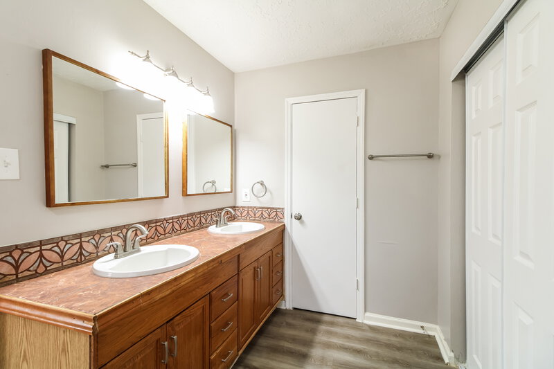 2,540/Mo, 6210 Roseridge Ln Houston, TX 77053 Main Bathroom View