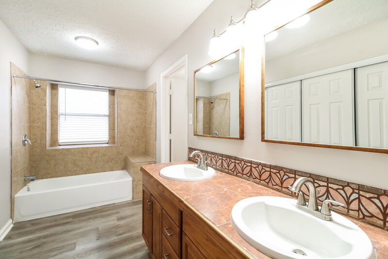 2,540/Mo, 6210 Roseridge Ln Houston, TX 77053 Main Bathroom View 2