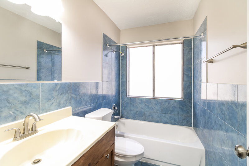 2,540/Mo, 6210 Roseridge Ln Houston, TX 77053 Bathroom View