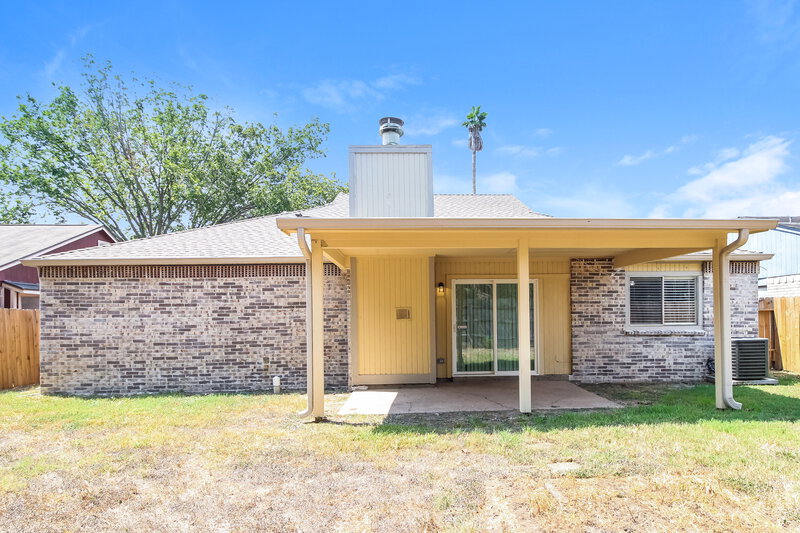 2,540/Mo, 6210 Roseridge Ln Houston, TX 77053 Rear View 2