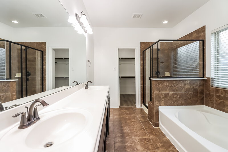 2,630/Mo, 13234 Versace Dr Houston, TX 77044 Main Bathroom View