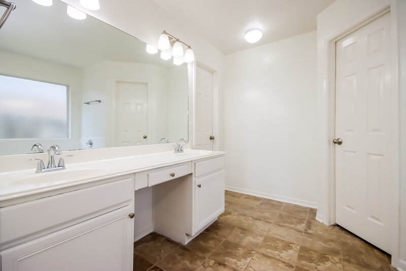 2,225/Mo, 5622 My Way Humble, TX 77339 Main Bathroom View