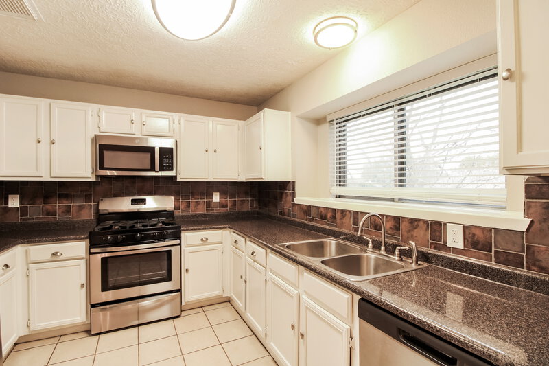 2,105/Mo, 1417 Wilson Dr Deer Park, TX 77536 Kitchen View