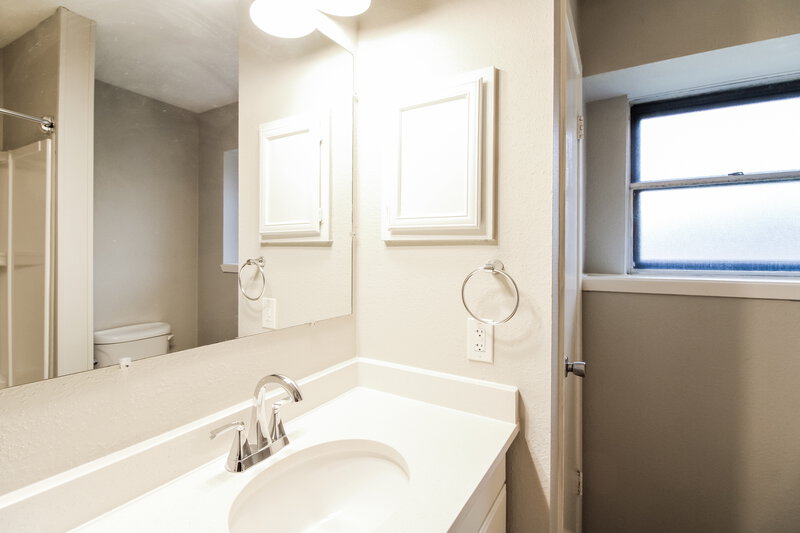 2,105/Mo, 1417 Wilson Dr Deer Park, TX 77536 Main Bathroom View