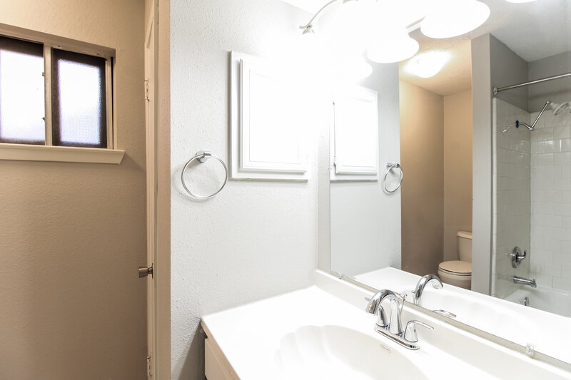 2,105/Mo, 1417 Wilson Dr Deer Park, TX 77536 Bathroom View