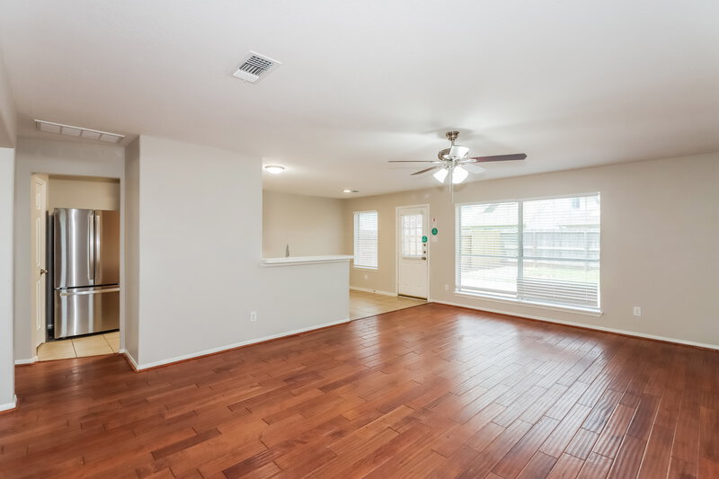 2,245/Mo, 12827 Glorywhite Ct Houston, TX 77034 Living Room View 2