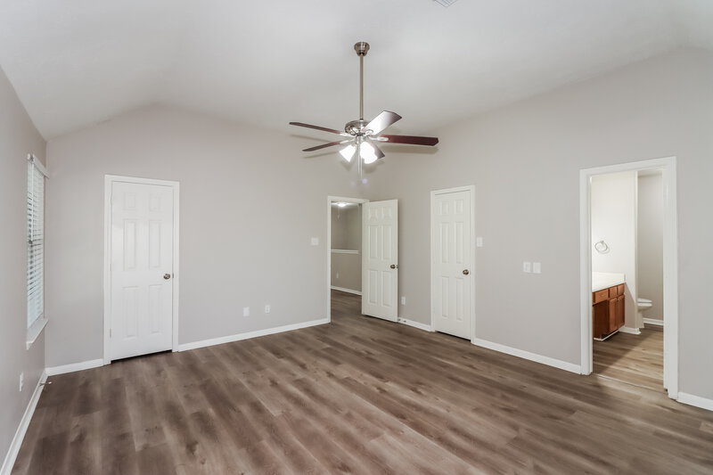 2,245/Mo, 12827 Glorywhite Ct Houston, TX 77034 Main Bedroom View 2