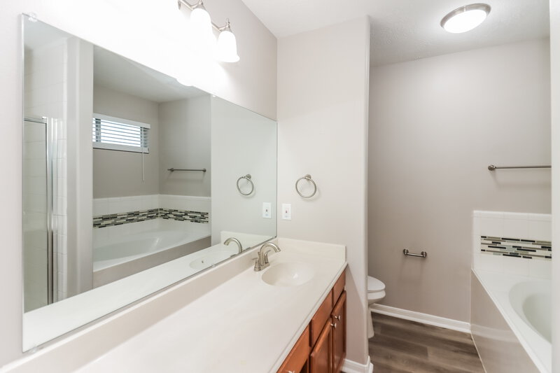 2,245/Mo, 12827 Glorywhite Ct Houston, TX 77034 Main Bathroom View