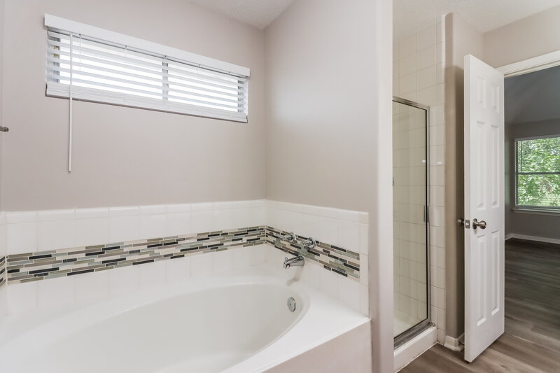 2,245/Mo, 12827 Glorywhite Ct Houston, TX 77034 Main Bathroom View 2
