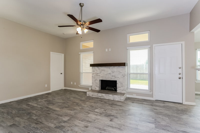 1,820/Mo, 1407 Bayou Glen Dr La Porte, TX 77571 Living Room View 2