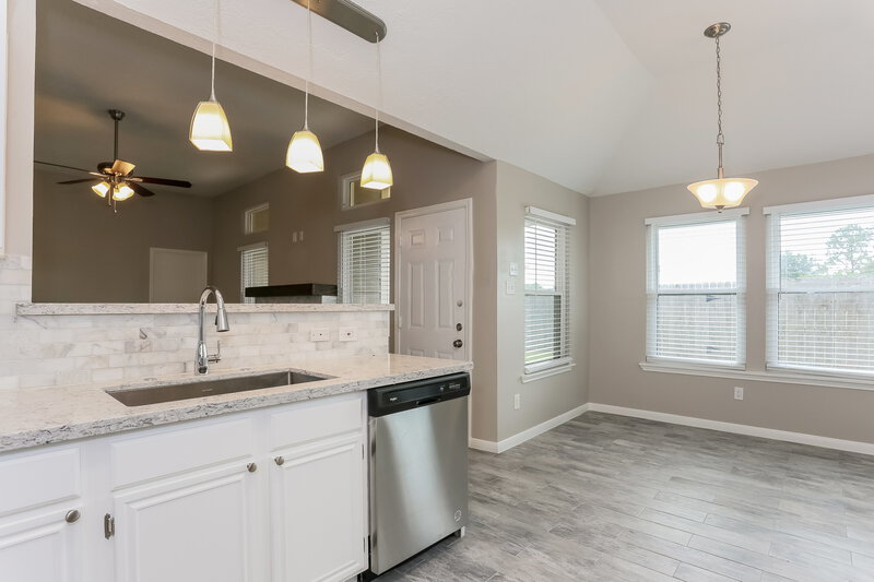 1,820/Mo, 1407 Bayou Glen Dr La Porte, TX 77571 Kitchen View 2