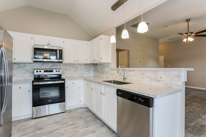1,820/Mo, 1407 Bayou Glen Dr La Porte, TX 77571 Kitchen View 3