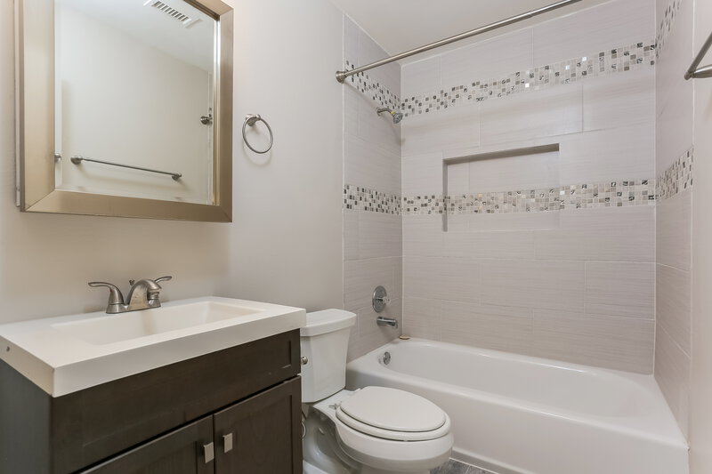 1,820/Mo, 1407 Bayou Glen Dr La Porte, TX 77571 Main Bathroom View