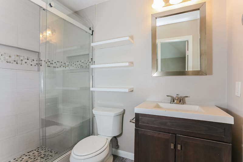 1,820/Mo, 1407 Bayou Glen Dr La Porte, TX 77571 Main Bathroom View 2
