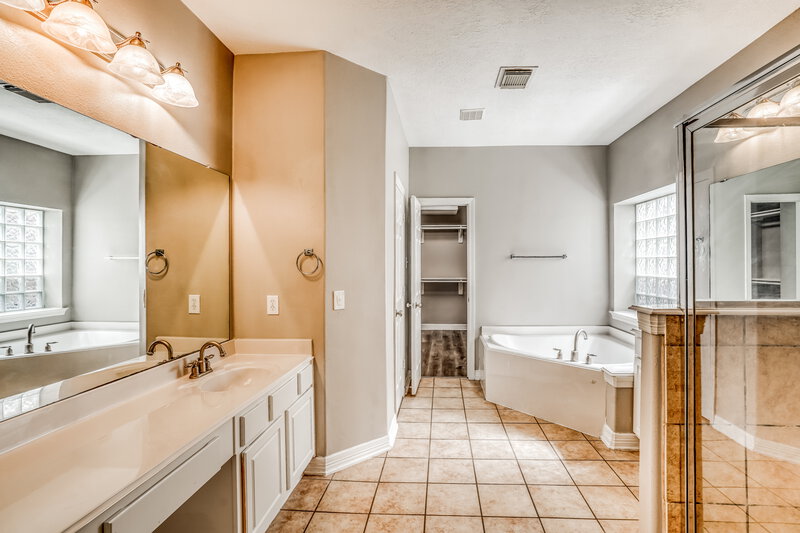 3,345/Mo, 12013 Banks Run Dr Pearland, TX 77584 Main Bathroom View