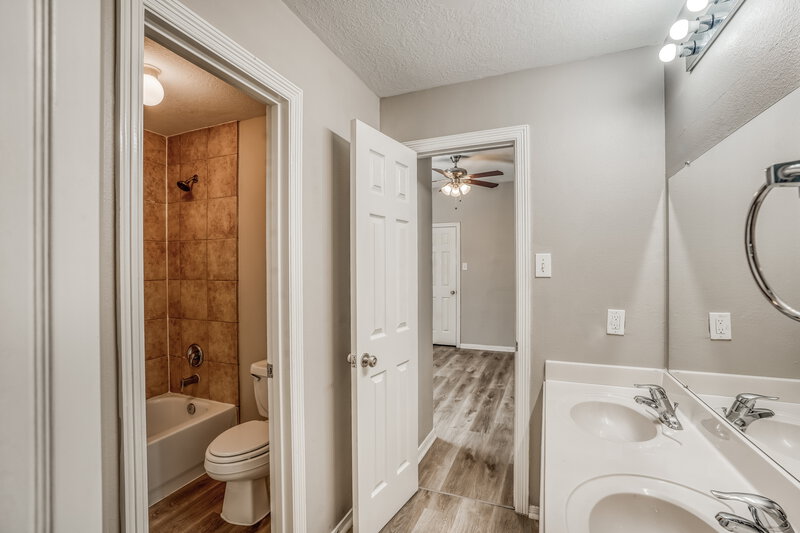 3,345/Mo, 12013 Banks Run Dr Pearland, TX 77584 Bathroom View 2