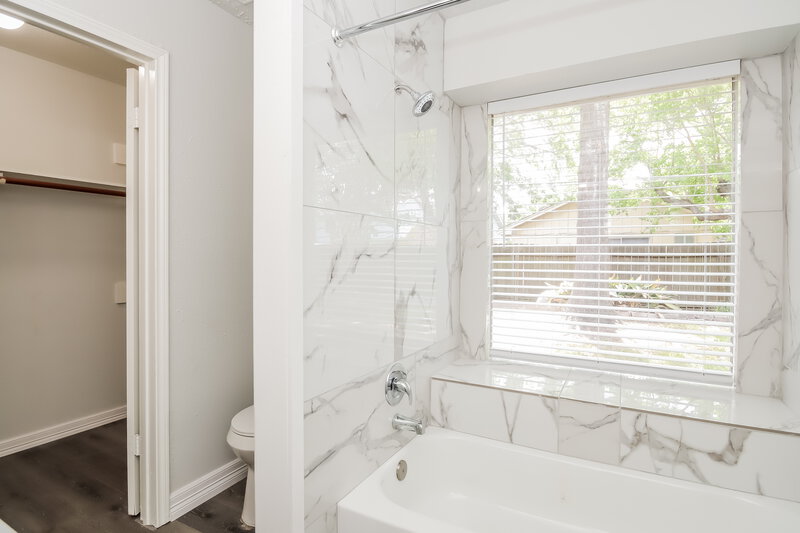 1,740/Mo, 19915 River Brook Dr Humble, TX 77346 Main Bathroom View 2