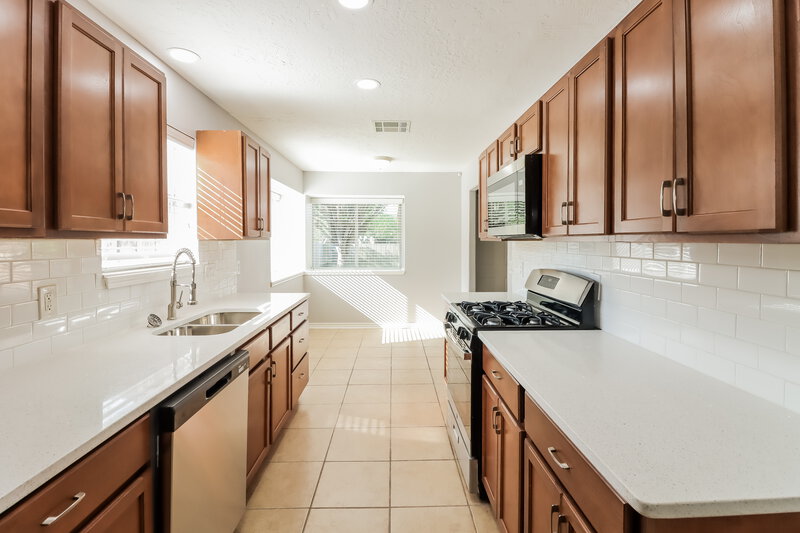 1,960/Mo, 5939 Ollia Cir Pasadena, TX 77505 Kitchen View 2