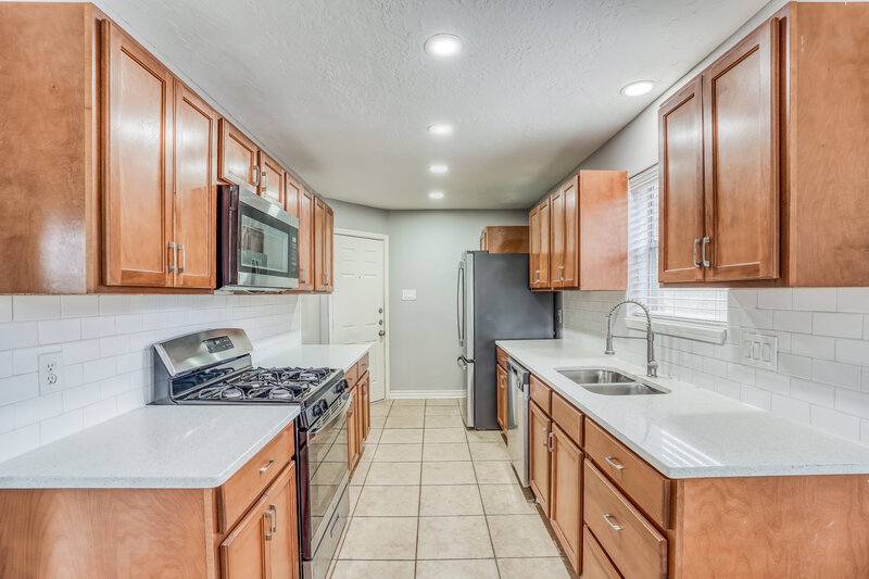 2,015/Mo, 5939 Ollia Cir Pasadena, TX 77505 Kitchen View