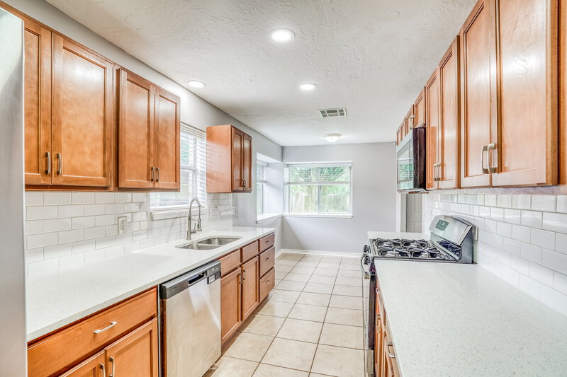 2,015/Mo, 5939 Ollia Cir Pasadena, TX 77505 Kitchen View 2
