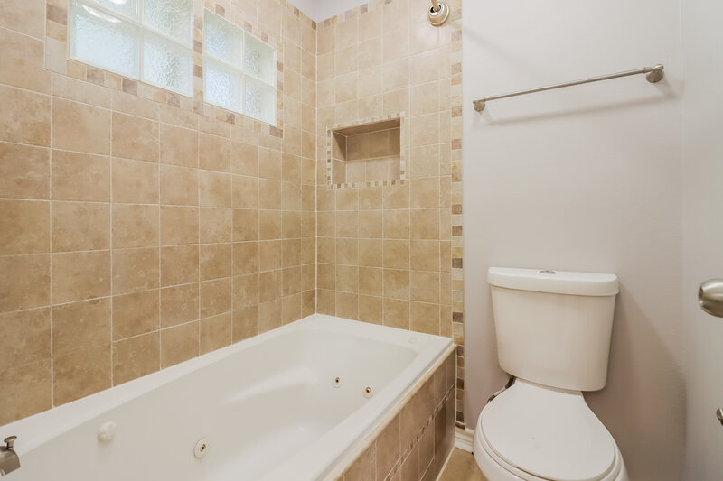 1,960/Mo, 5939 Ollia Cir Pasadena, TX 77505 Main Bathroom View