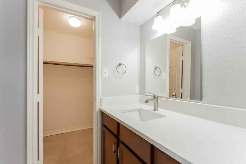 1,960/Mo, 5939 Ollia Cir Pasadena, TX 77505 Main Bathroom View 2