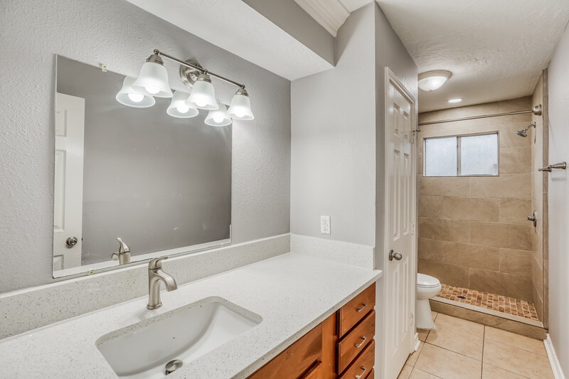2,015/Mo, 5939 Ollia Cir Pasadena, TX 77505 Main Bathroom View