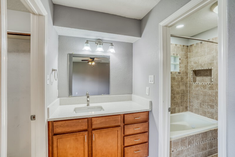 2,015/Mo, 5939 Ollia Cir Pasadena, TX 77505 Main Bathroom View 2