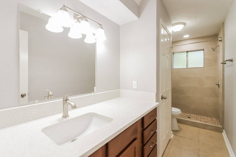 1,960/Mo, 5939 Ollia Cir Pasadena, TX 77505 Bathroom View