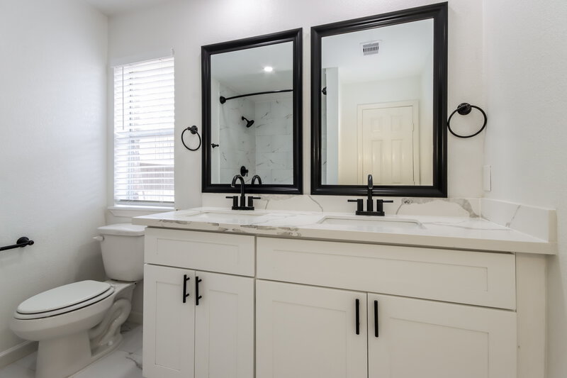 1,885/Mo, 6635 Redding Springs Ln Houston, TX 77086 Main Bathroom View