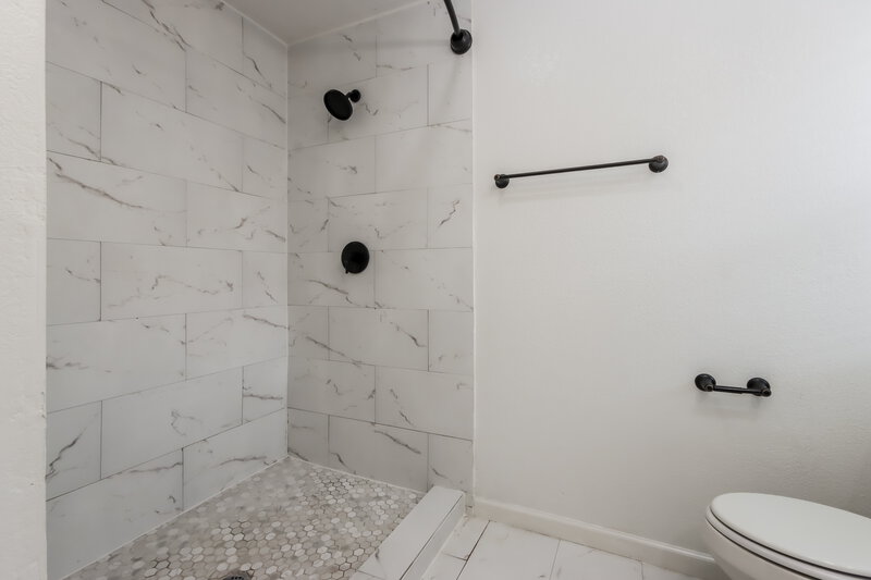 1,885/Mo, 6635 Redding Springs Ln Houston, TX 77086 Main Bathroom View 2