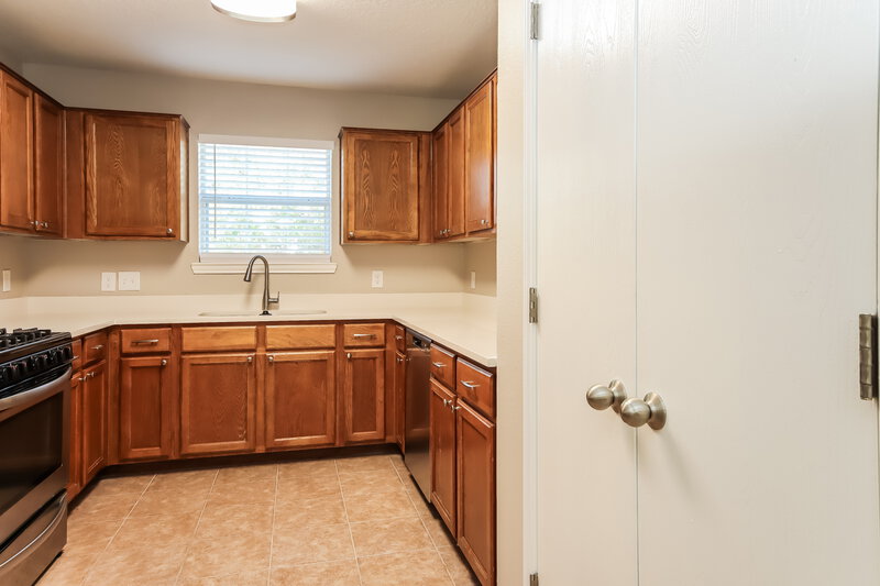 2,335/Mo, 10005 Sterling Place Dr Conroe, TX 77303 Kitchen View