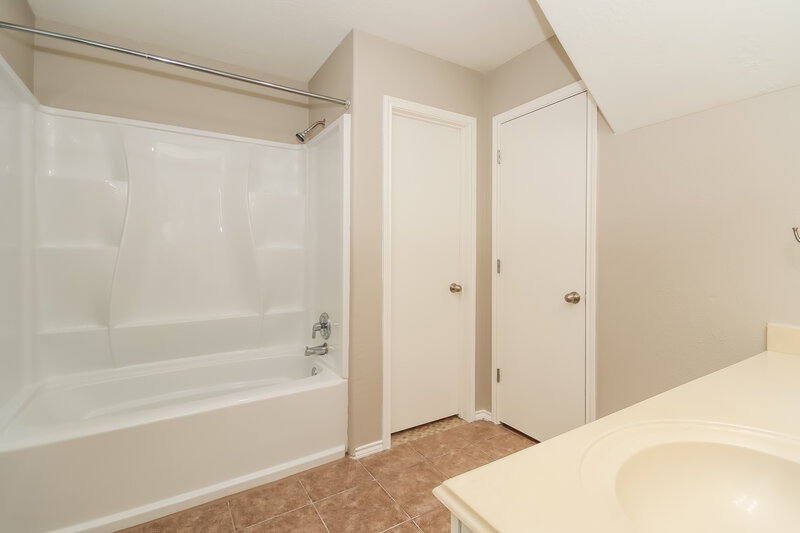 2,335/Mo, 10005 Sterling Place Dr Conroe, TX 77303 Main Bathroom View 2