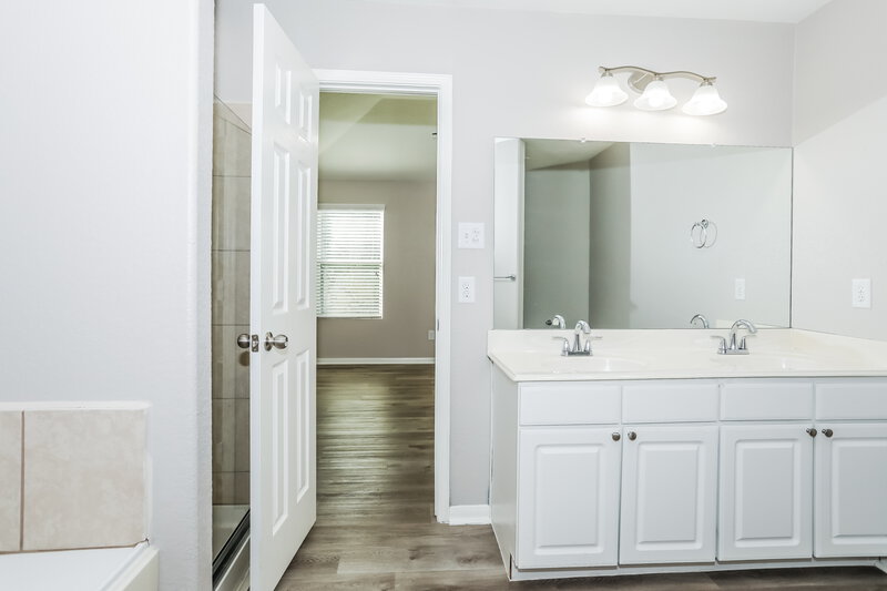 2,660/Mo, 16750 Warbler Dr Conroe, TX 77385 Main Bathroom View