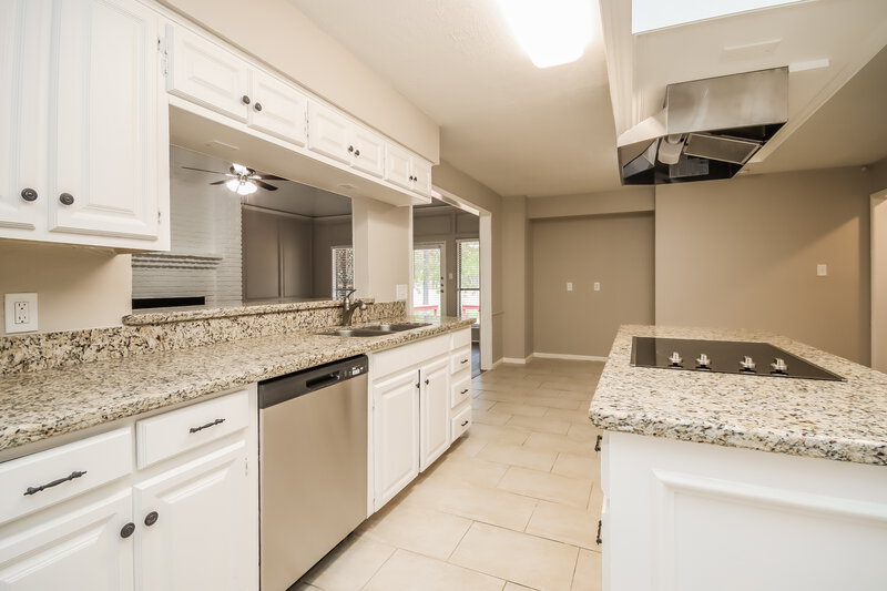 2,155/Mo, 18 Laguna Rd Montgomery, TX 77356 Kitchen View 2