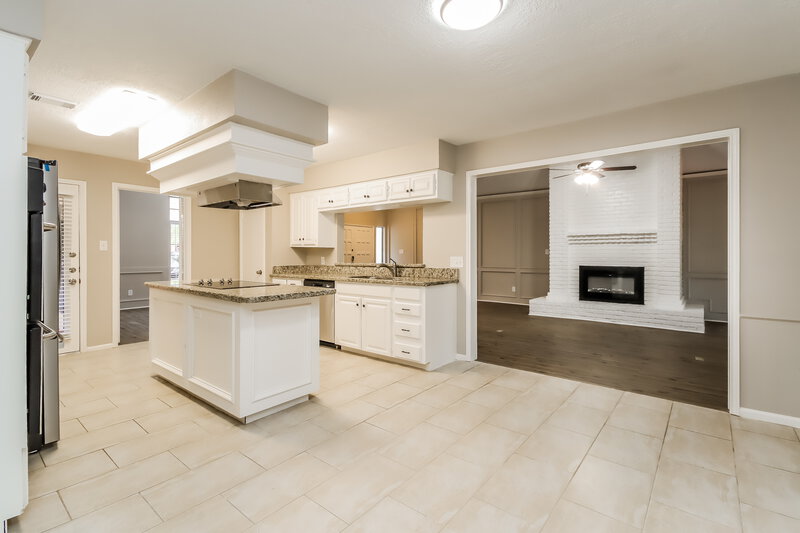 2,155/Mo, 18 Laguna Rd Montgomery, TX 77356 Kitchen View 3