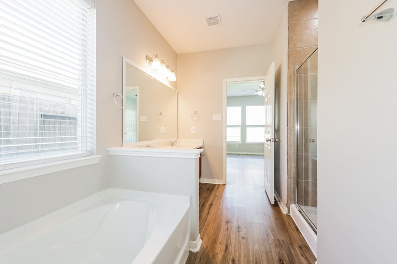 2,040/Mo, 21114 Normand Meadows Ln Humble, TX 77338 Main Bathroom View 2