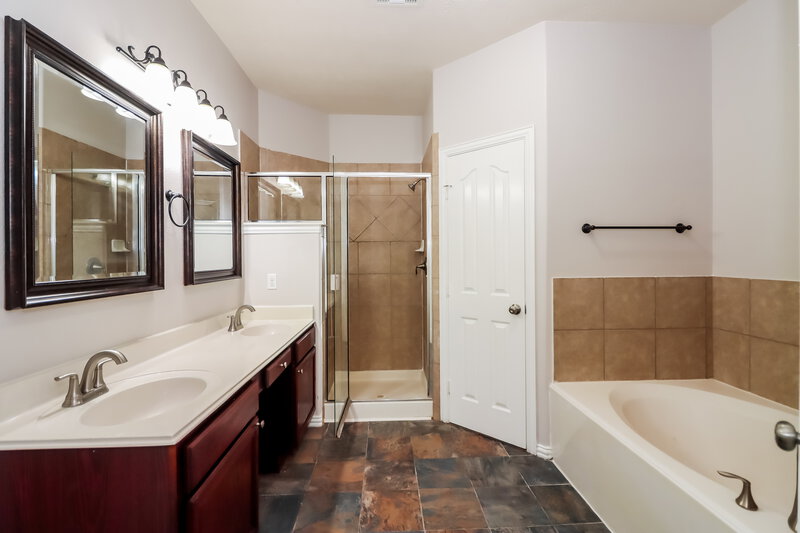 2,190/Mo, 2618 Key West Dr Katy, TX 77493 Main Bathroom View