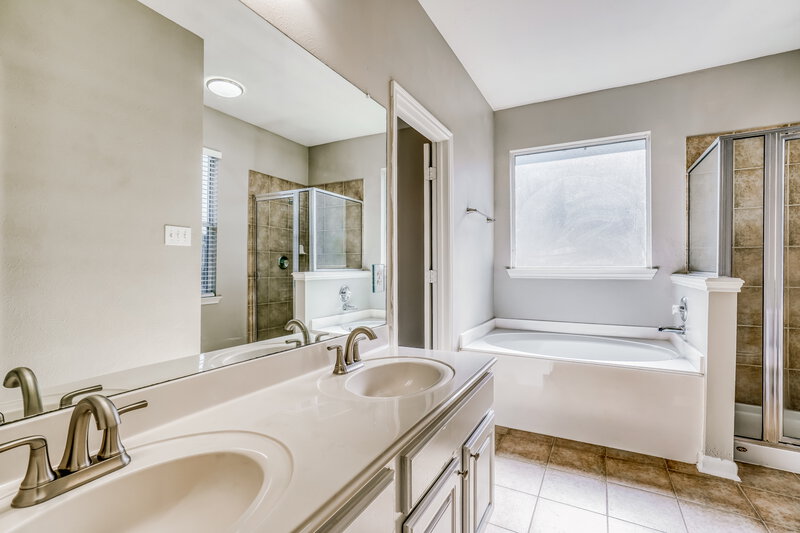 2,005/Mo, 11402 English Rose Trl Missouri City, TX 77459 Main Bathroom View