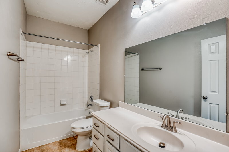 2,005/Mo, 11402 English Rose Trl Missouri City, TX 77459 Bathroom View