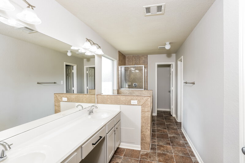 2,595/Mo, 4043 Basswood Dr Dickinson, TX 77539 Main Bathroom View
