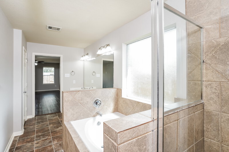 2,595/Mo, 4043 Basswood Dr Dickinson, TX 77539 Main Bathroom View 2