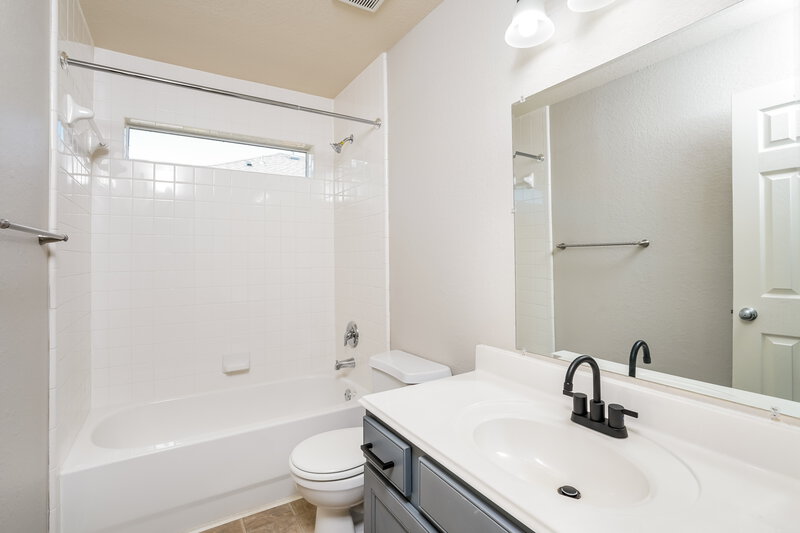 2,595/Mo, 4043 Basswood Dr Dickinson, TX 77539 Bathroom View