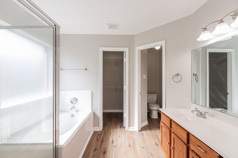 2,500/Mo, 7926 Summerdale Dr Rosenberg, TX 77469 Main Bathroom View